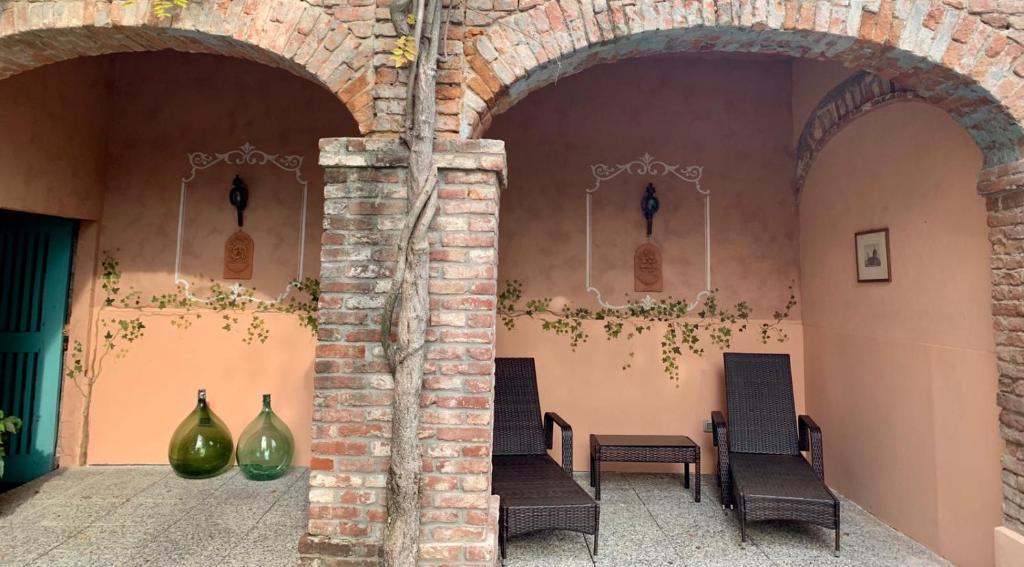 A seating area at Villa Belforte