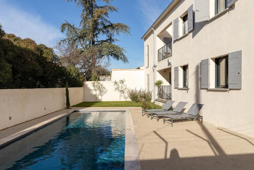 a house with a swimming pool next to a building at Les Cyclistes in Malaucène