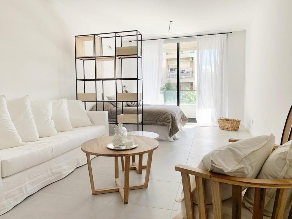 - un salon avec un canapé blanc et une table dans l'établissement Hermoso Ambiente a Estrenar, à Buenos Aires