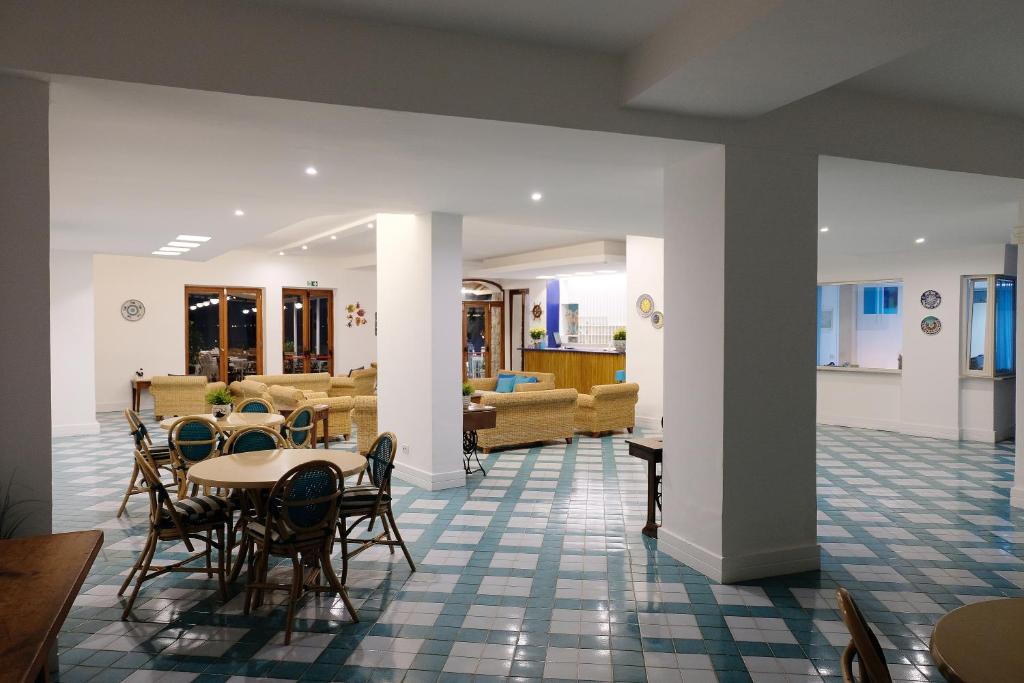 Uma área de estar em Hotel Baia Di Puolo