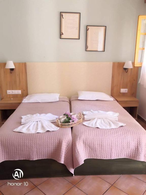 Postel nebo postele na pokoji v ubytování Hill Lofos Hotel
