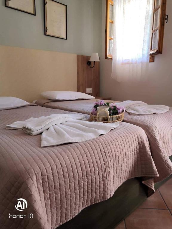 Postel nebo postele na pokoji v ubytování Hill Lofos Hotel