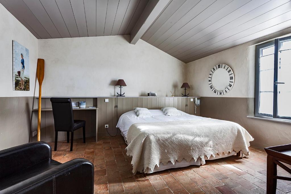 Postel nebo postele na pokoji v ubytování Hotel Les Bois Flottais