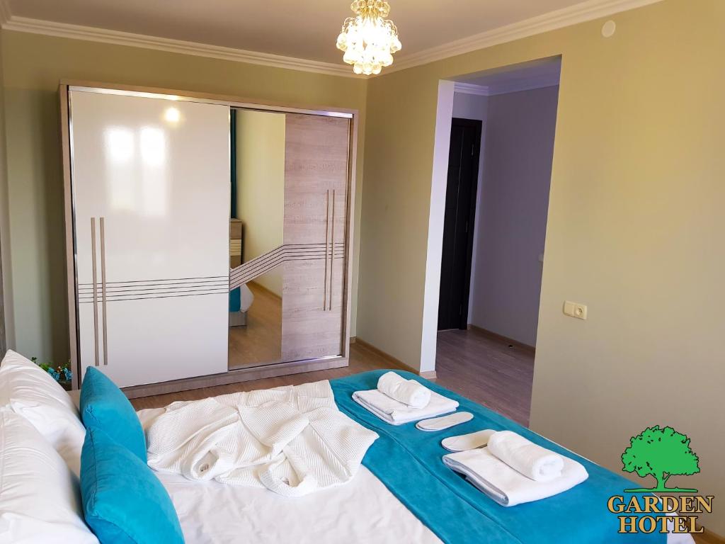Postel nebo postele na pokoji v ubytování Garden Hotel