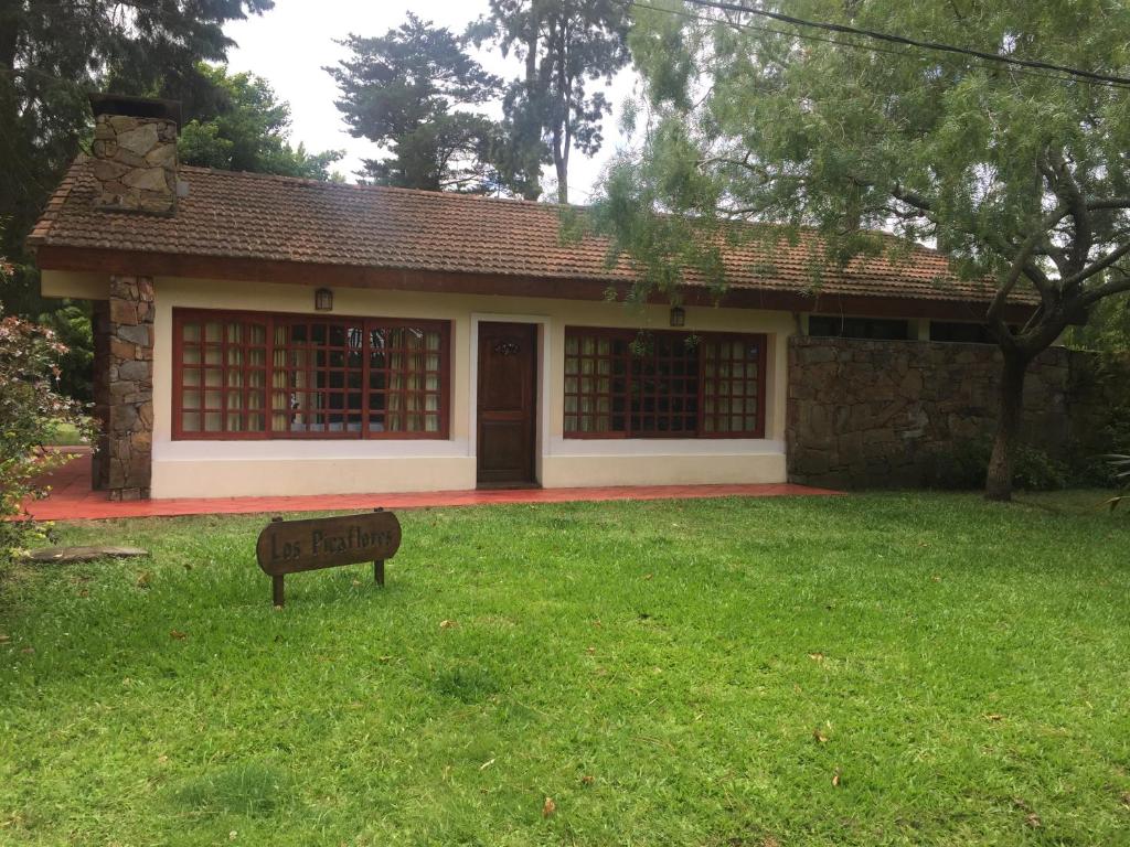 ein Haus mit einem Schild im Gras davor in der Unterkunft Casa muy cómoda y acogedora in Punta del Este