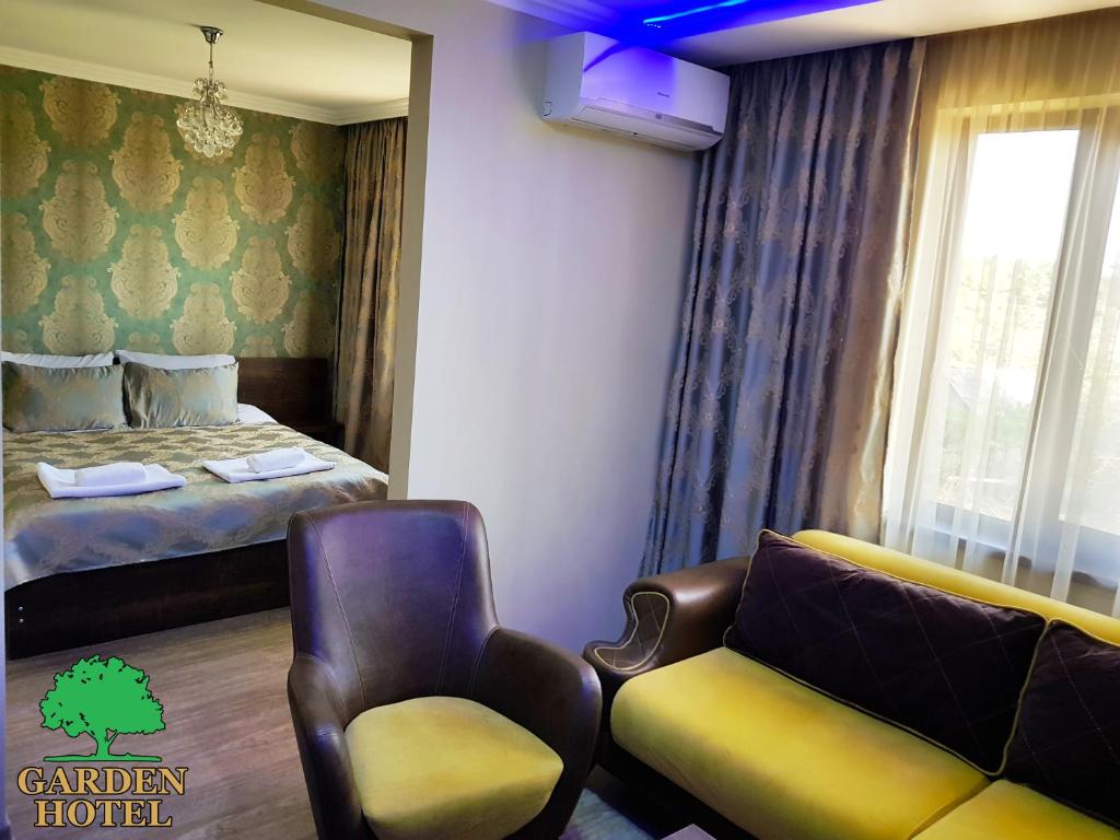 Postel nebo postele na pokoji v ubytování Garden Hotel