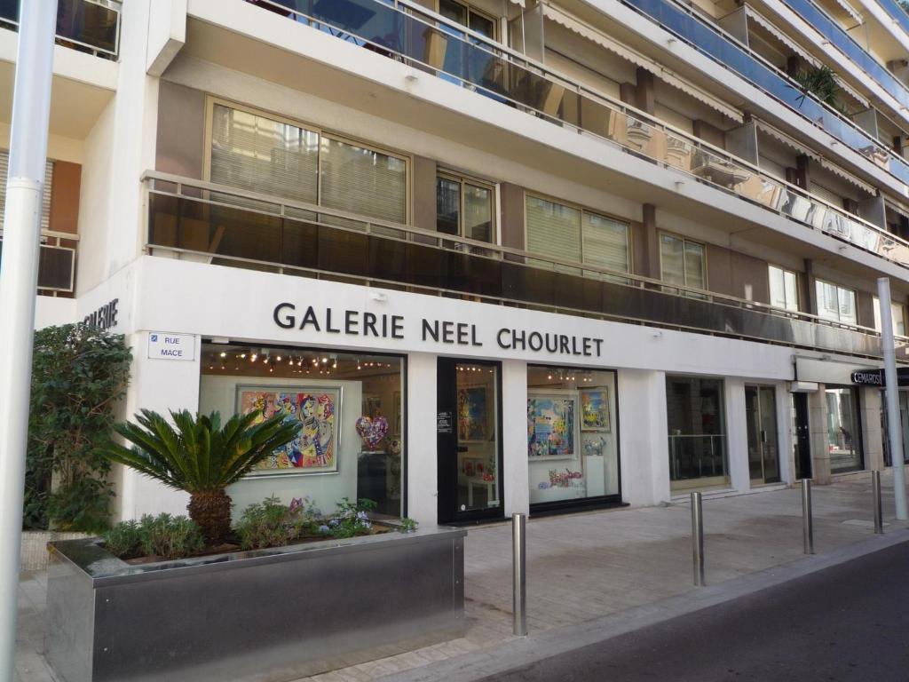 un edificio con un letrero que lee la cámara metálica de llamada en IPANEMA Residence Le Minerve Studio, en Cannes