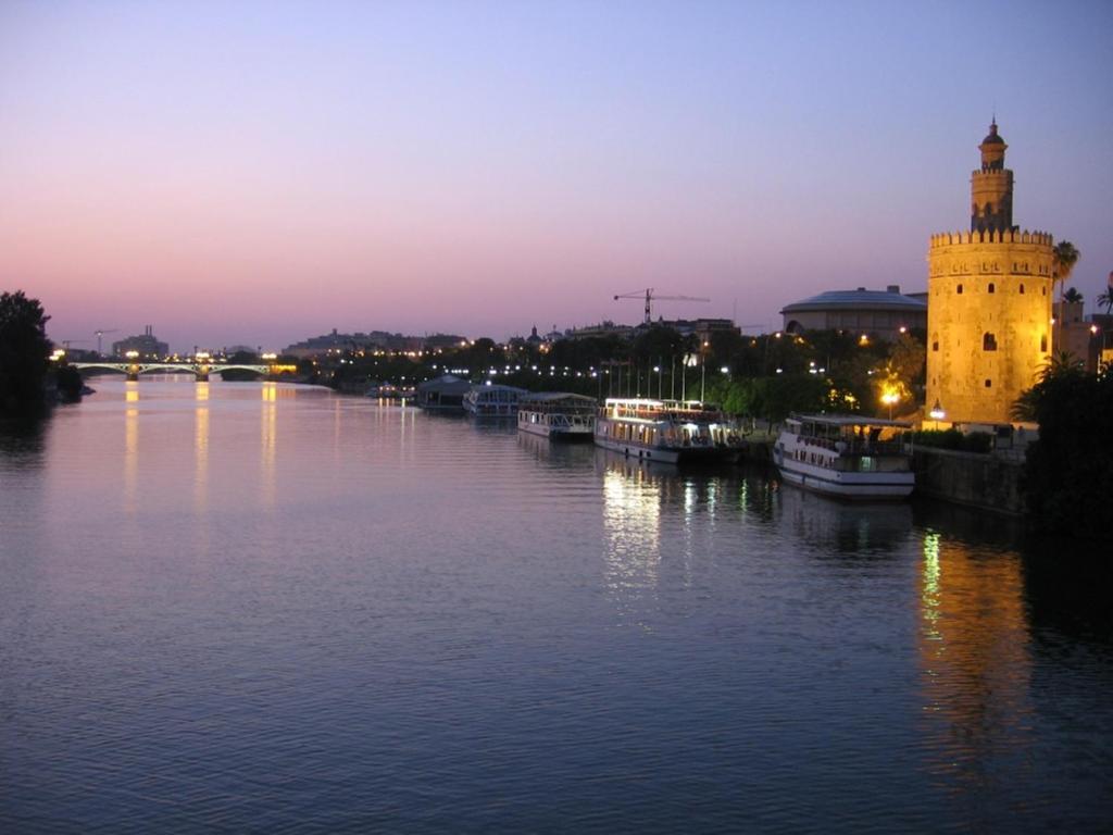View of a river running close to a szállodákat