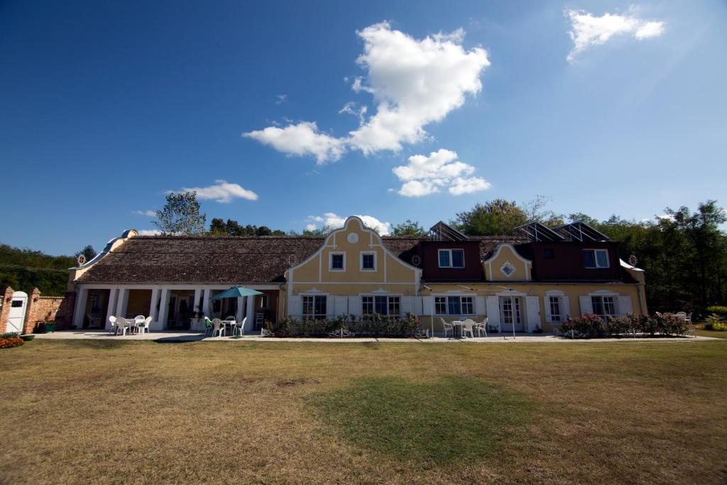 een groot huis met een gazon ervoor bij Kastel Marijeta in Šušara