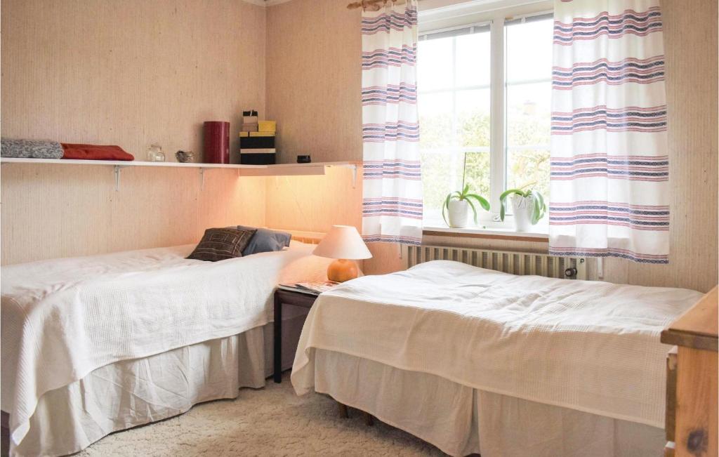 Postel nebo postele na pokoji v ubytování 3 Bedroom Cozy Home In Karlshamn