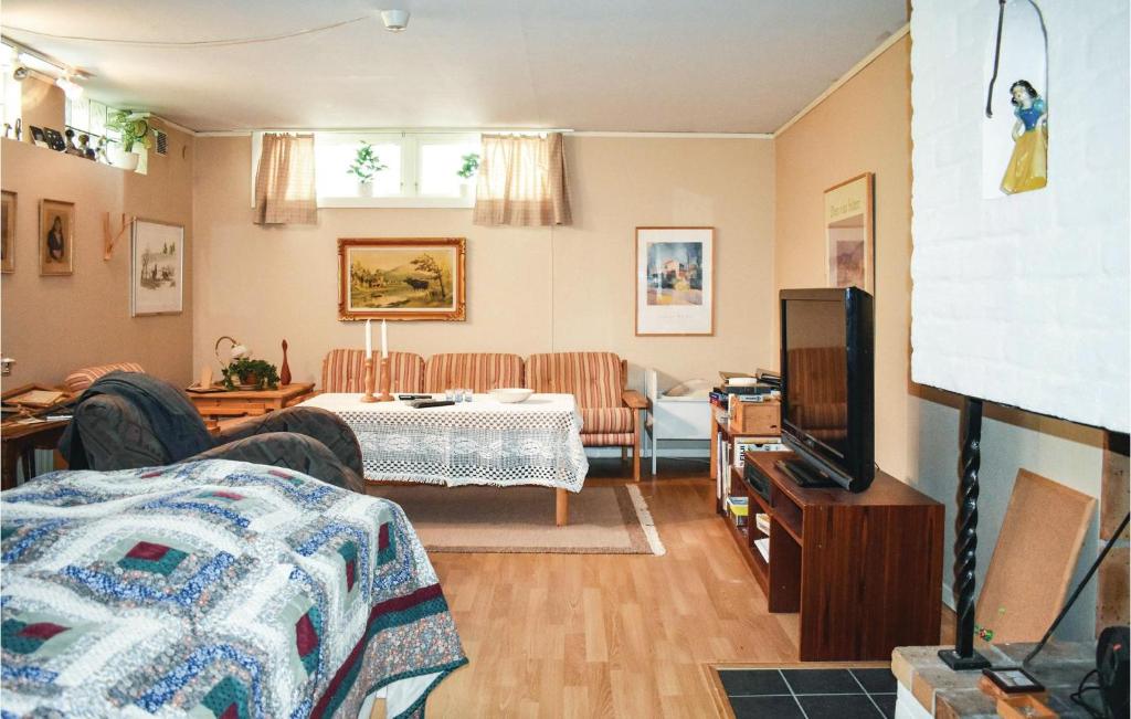 Postel nebo postele na pokoji v ubytování 3 Bedroom Cozy Home In Karlshamn