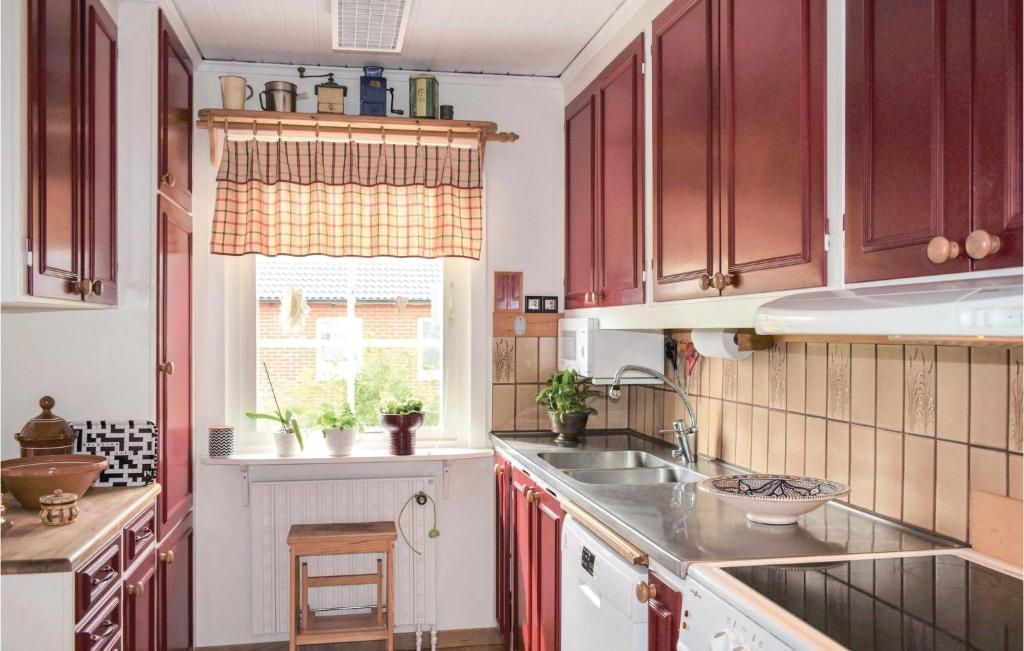 Kuchyň nebo kuchyňský kout v ubytování 3 Bedroom Cozy Home In Karlshamn
