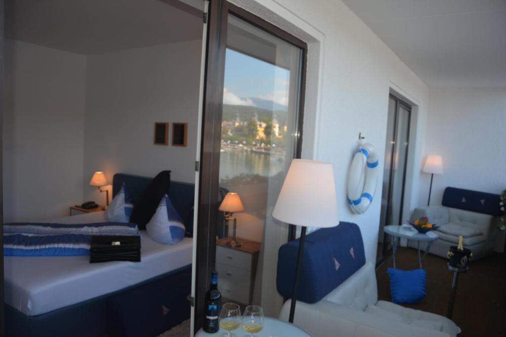 Postel nebo postele na pokoji v ubytování Hotel-Restaurant "Veldener Traumschiff" direkt am See in 2min im Zentrum