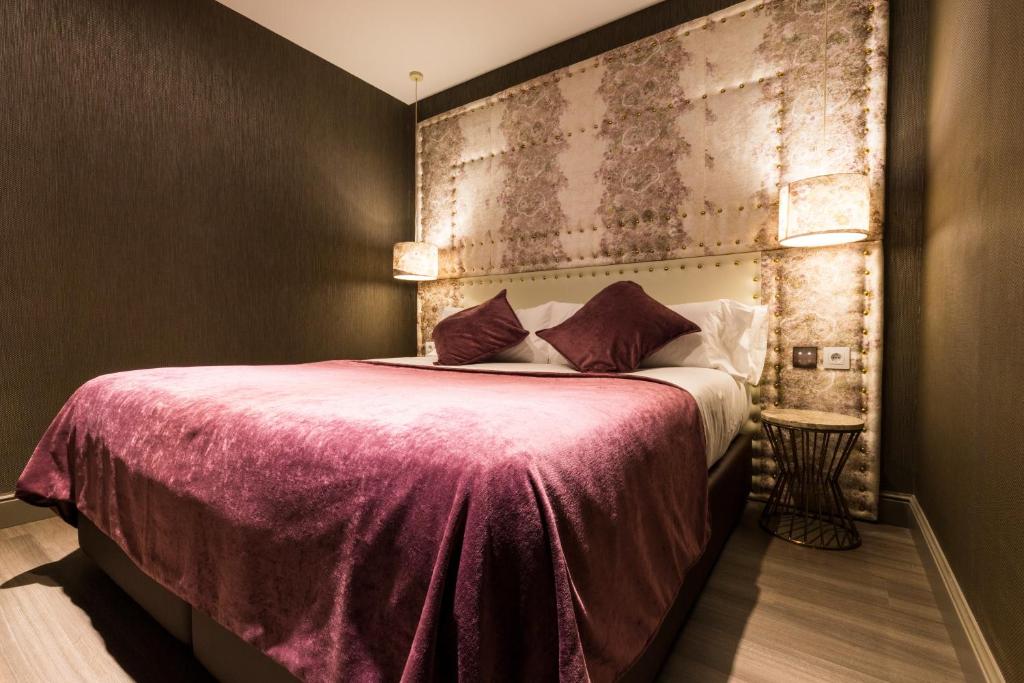 Postel nebo postele na pokoji v ubytování Sant Jordi Boutique Hotel