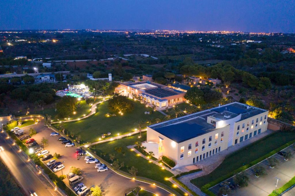 - une vue de tête sur un grand bâtiment avec un parking dans l'établissement Gallipoli Resort, à Gallipoli