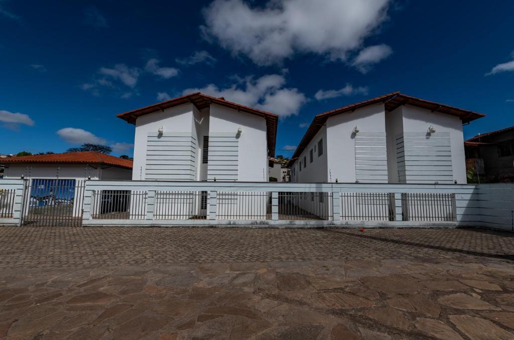 two white buildings with a fence in front of them at Hospedaria Santo Antônio in Diamantina