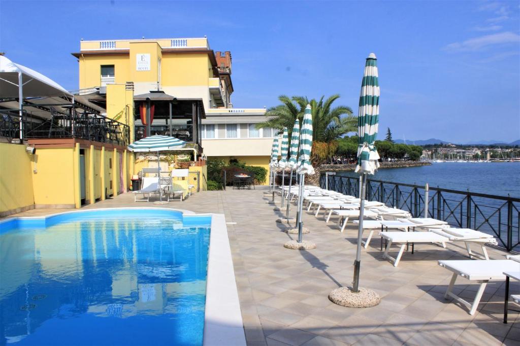 Bazén v ubytování Hotel Estée nebo v jeho okolí