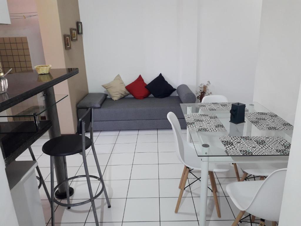 sala de estar con sofá, mesa y sillas en Apartamento Stela Maris Praia e Aeroporto, en Salvador