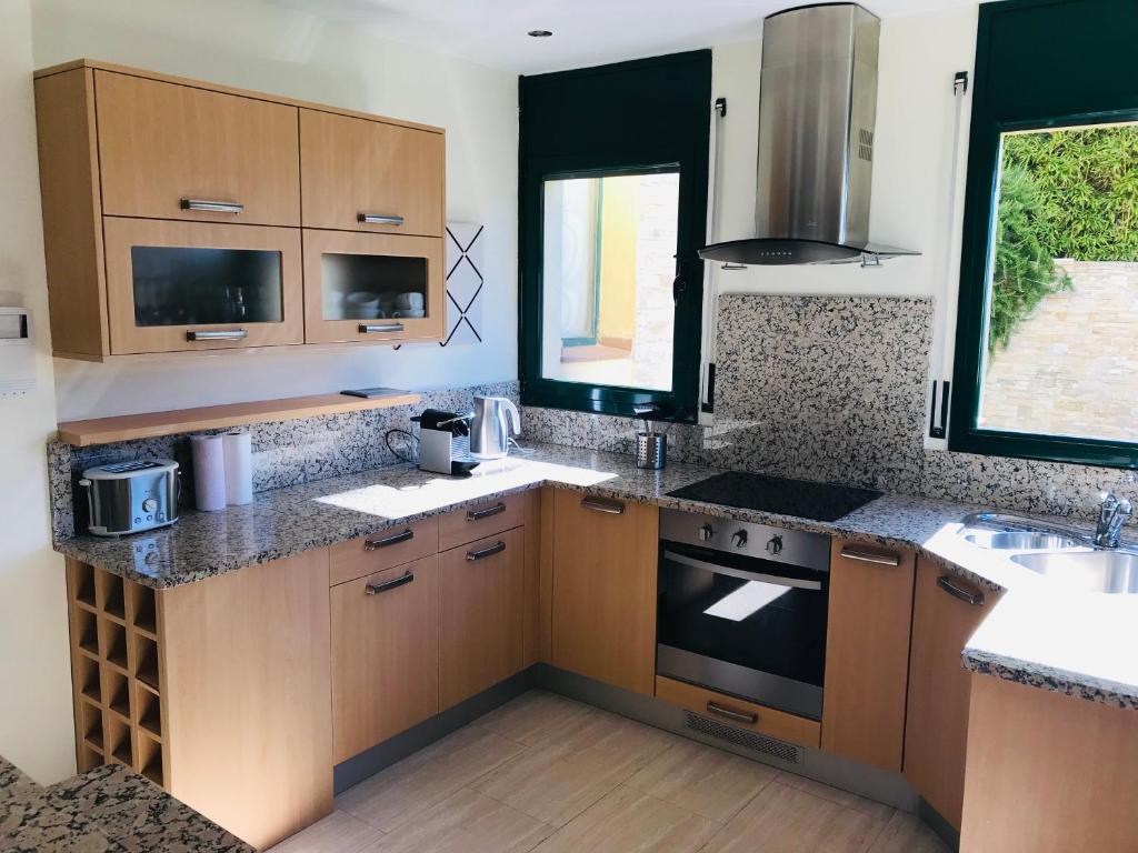 Kuchyň nebo kuchyňský kout v ubytování Luxury Villa Vista del Mar