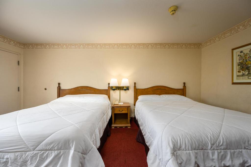 Postel nebo postele na pokoji v ubytování Three Rivers Inn Sedro Woolley