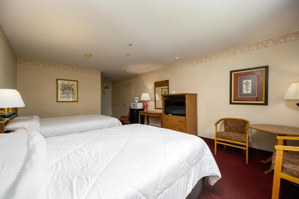 Postel nebo postele na pokoji v ubytování Three Rivers Inn Sedro Woolley