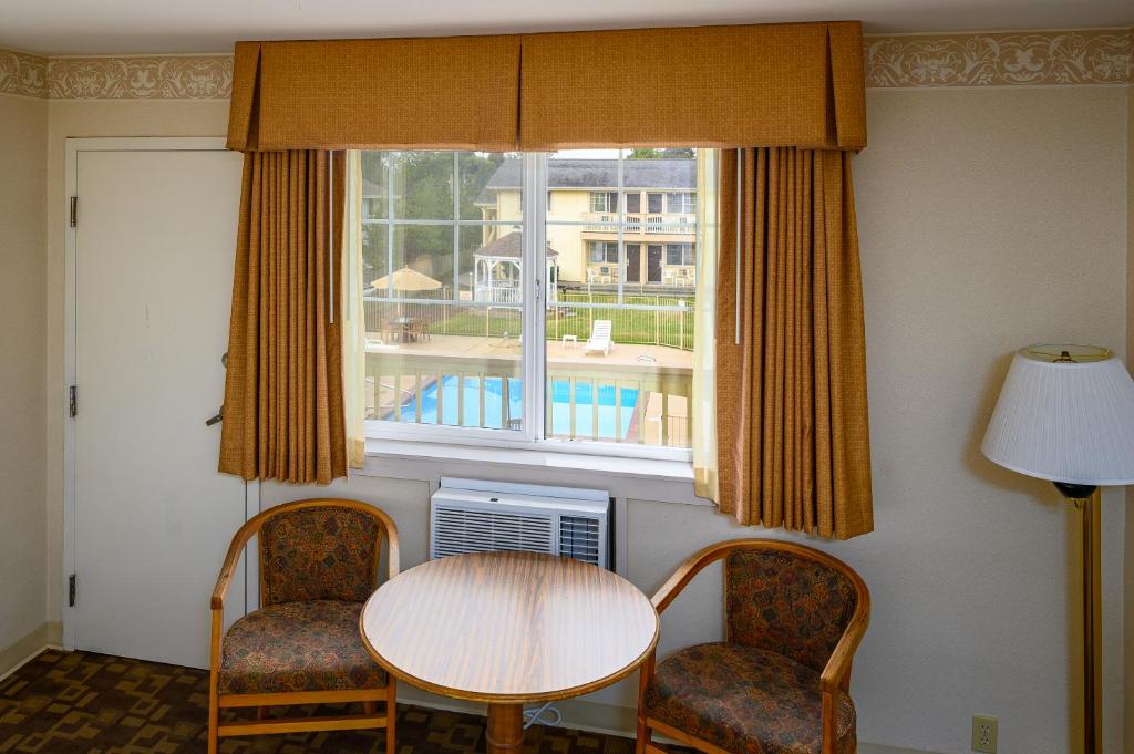 Bazén v ubytování Three Rivers Inn Sedro Woolley nebo v jeho okolí
