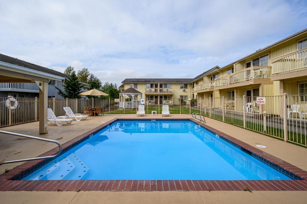 Bazén v ubytování Three Rivers Inn Sedro Woolley nebo v jeho okolí