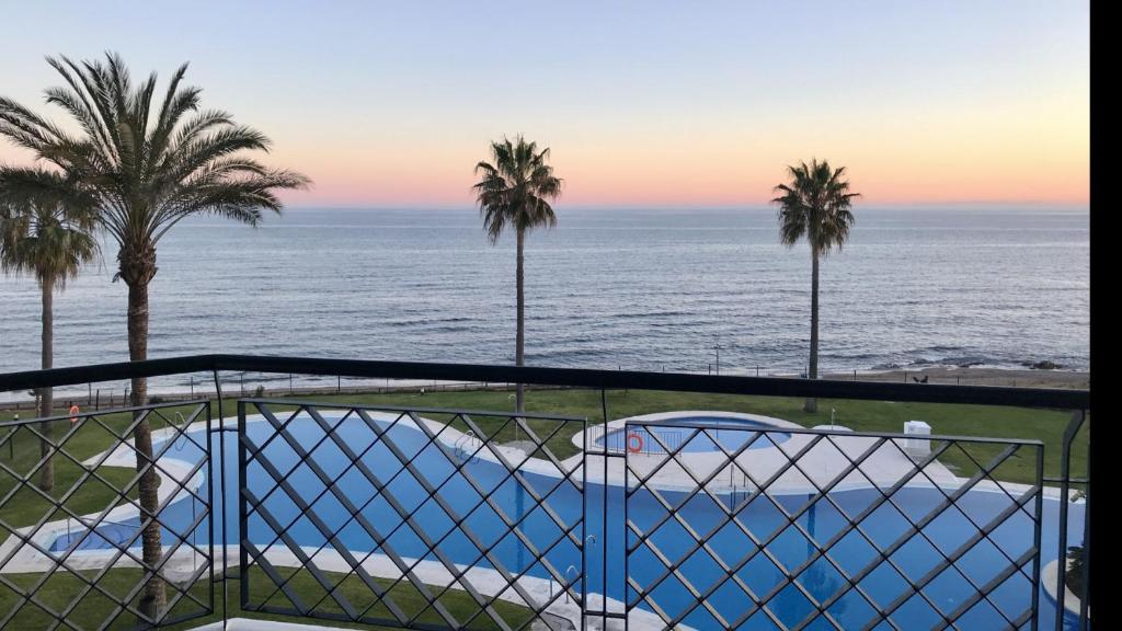 Bazén v ubytovaní MI CAPRICHO A16 Beachfront Apartment alebo v jeho blízkosti