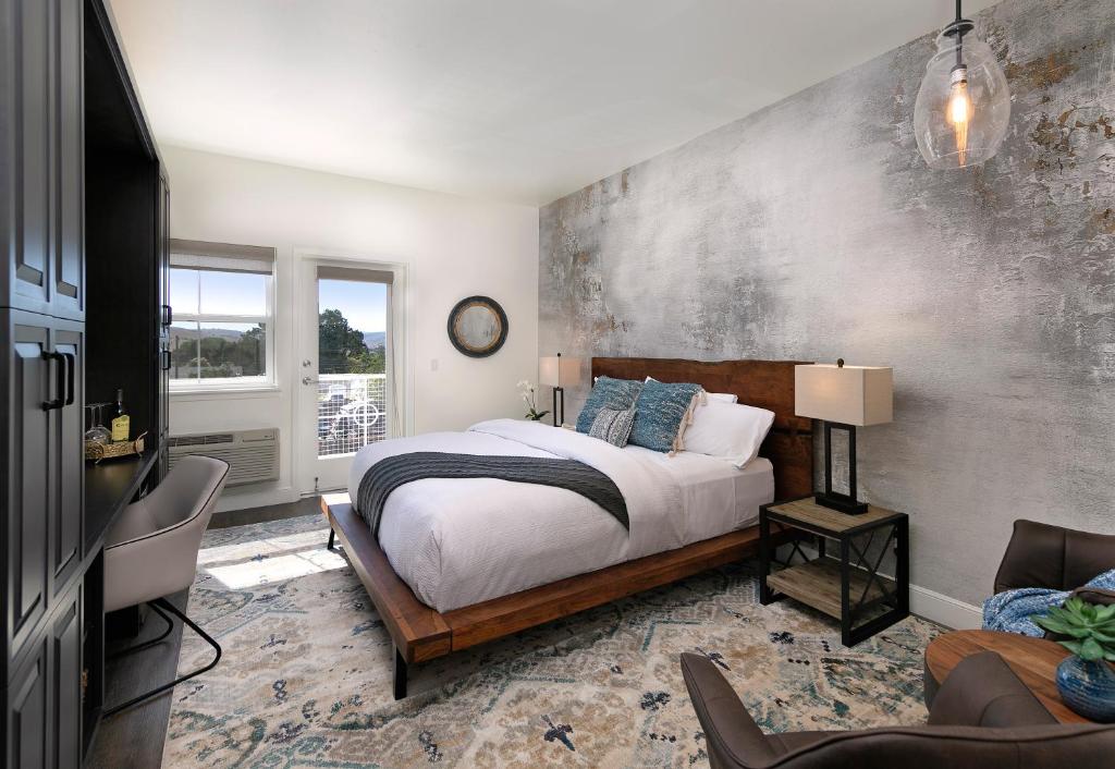 a bedroom with a large bed in a room at Wine Stone Inn in Santa Maria