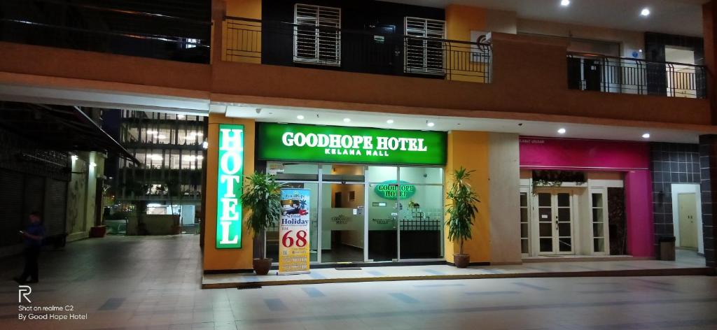 una tienda con un cartel en la parte delantera de un edificio en GoodHope Hotel, Kelana Mall, en Petaling Jaya