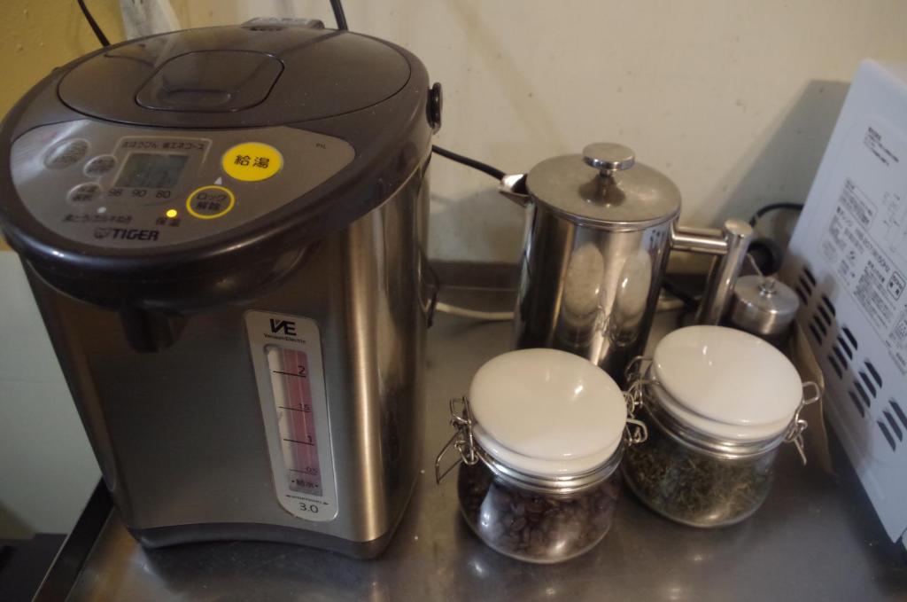 a food processor and two small jars on a counter at Kusatsu Onsen Guesthouse Gyoten in Kusatsu