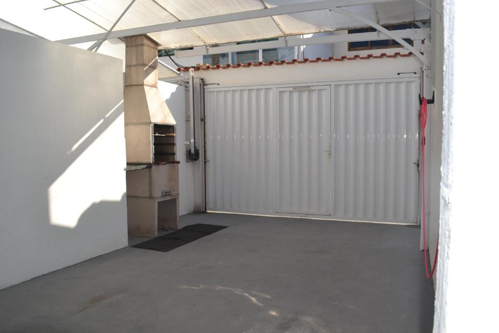  Casa com garagem e churrasqueira a 5 minutos da Praia Grande
