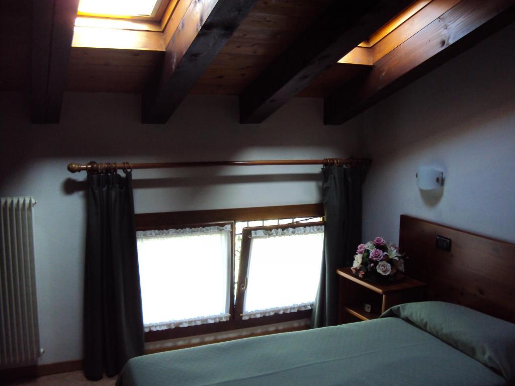 sypialnia z łóżkiem i oknem w obiekcie Agriturismo Sant' Anna w mieście Treviso