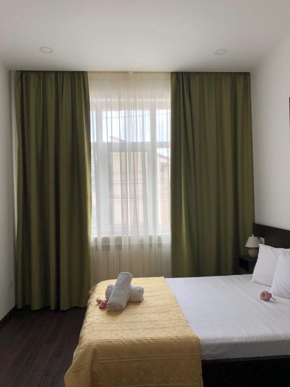 Postel nebo postele na pokoji v ubytování London Hotel