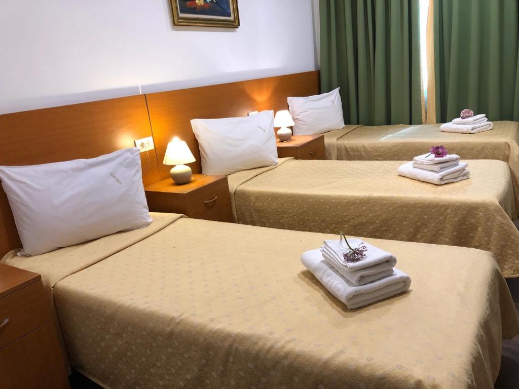 Postel nebo postele na pokoji v ubytování London Hotel