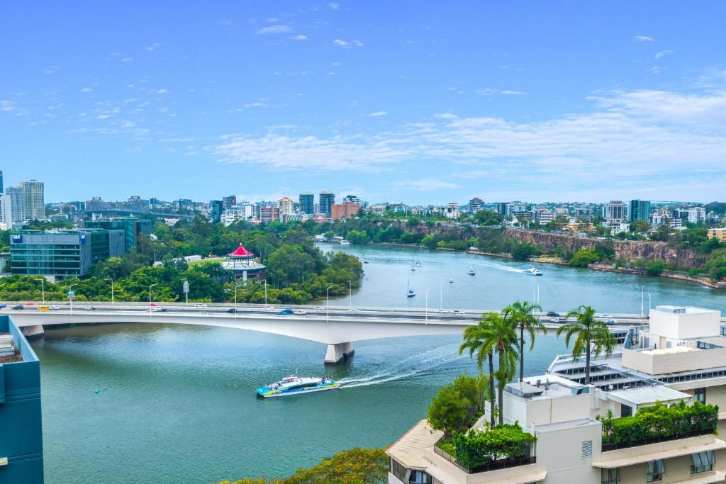 Apartment Luxury River City Views With Pool Gym Cafe Wifi Hospital Brisbane Australia Booking Com