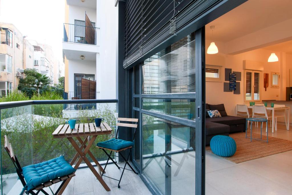 Cette chambre dispose d'un balcon avec une table et des chaises. dans l'établissement Trendy with balcony on Sheinkin by FeelHome, à Tel Aviv