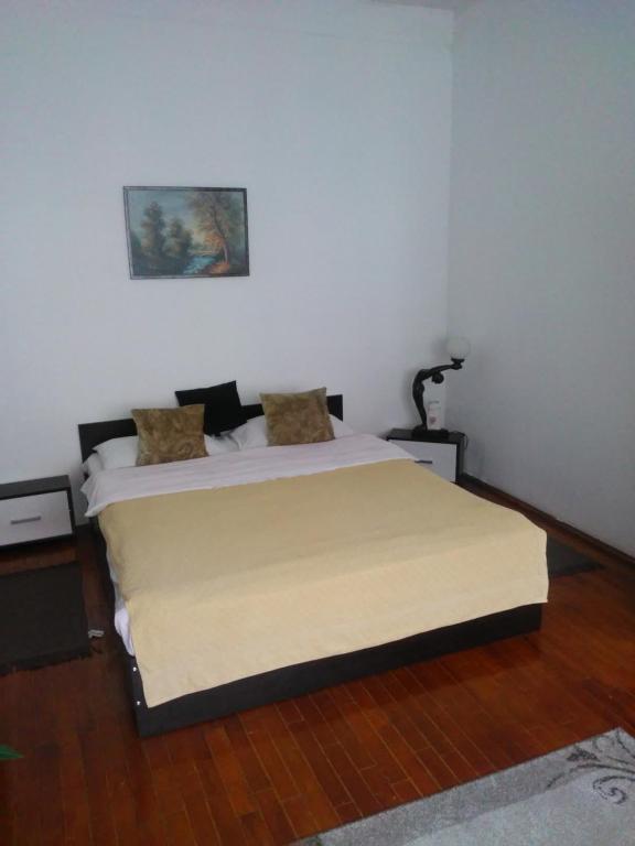 ein Schlafzimmer mit einem Bett in einem Zimmer in der Unterkunft Smile Cluj in Cluj-Napoca