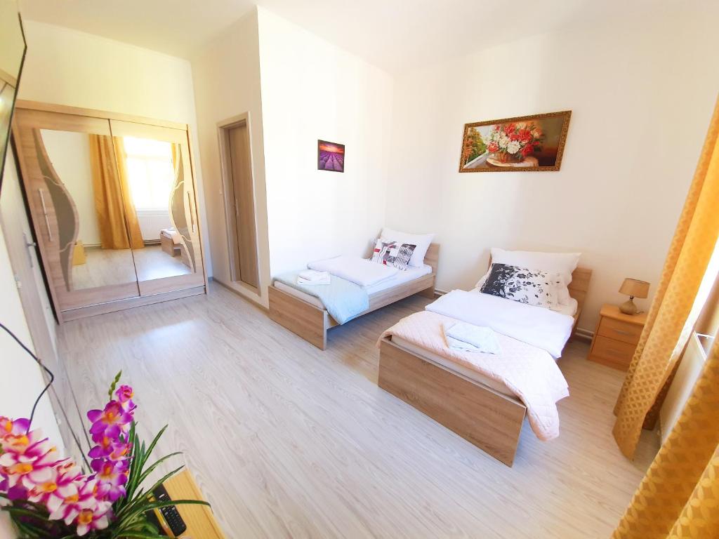 salon z kanapą i lustrem w obiekcie KK Apartments w Pradze