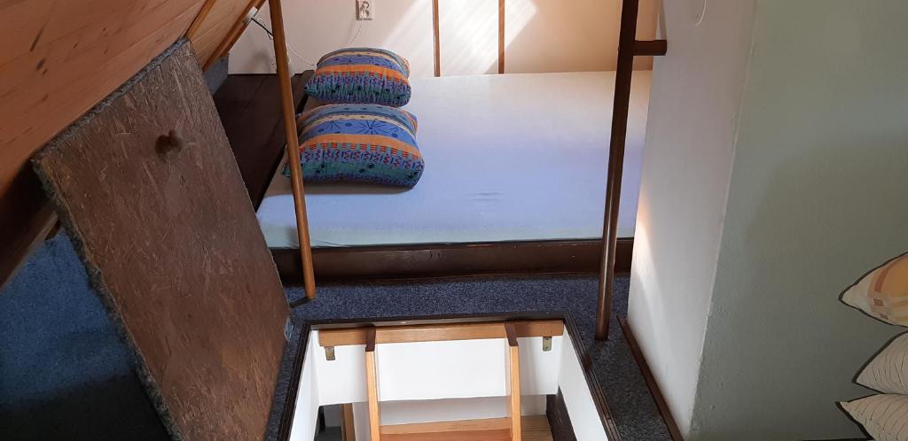 Palanda nebo palandy na pokoji v ubytování Chalupa U Studánky