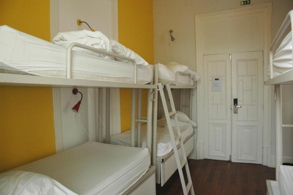 Safestay Lisbon Bairro Alto - 6人宿舍混合房间床位，带共用浴室
