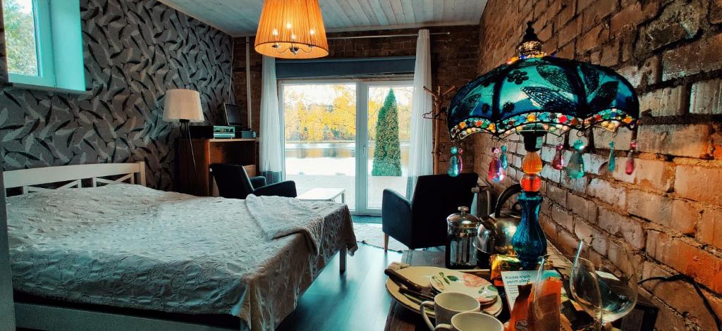 1 dormitorio con 1 cama y 1 mesa con sidra de mesa en Supelung, en Tõrva