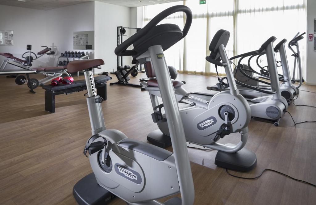 Fitness centrum a/nebo fitness zařízení v ubytování Hotel Cube