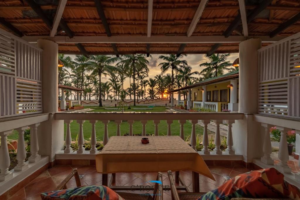 una vista dal balcone di una casa con tavolo di C Roque Beach Resort a Colva
