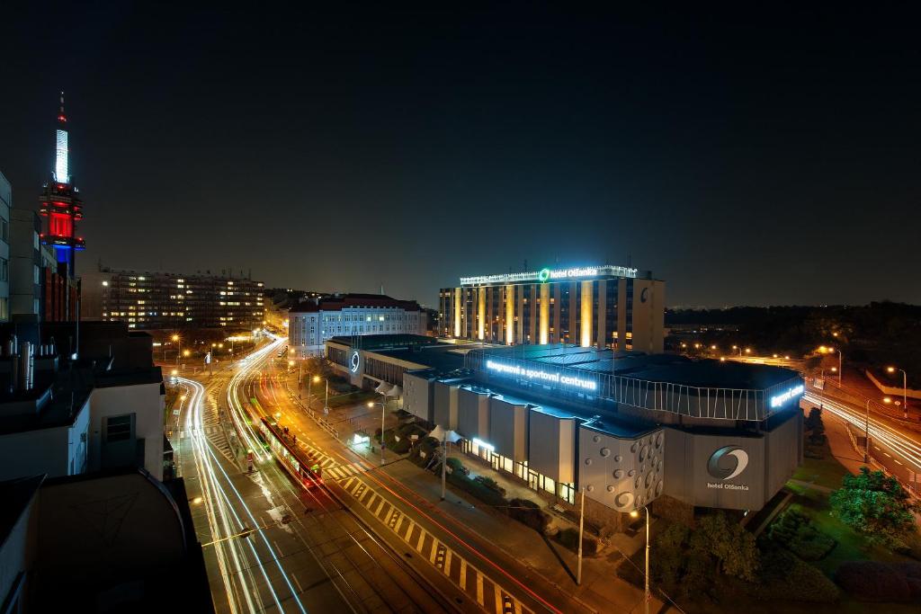 eine nachts beleuchtete Stadt mit Gebäuden und Straßenbeleuchtung in der Unterkunft Congress & Wellness Hotel Olsanka in Prag