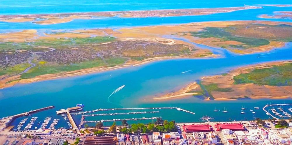 een luchtzicht op een haven met boten in het water bij Varandas da Barreta in Olhão