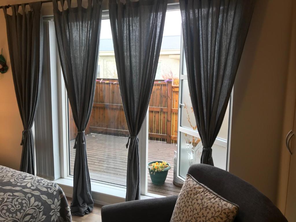 クヴェラゲルジにあるSigga’s homeの窓(黒いカーテン付)が備わる客室です。