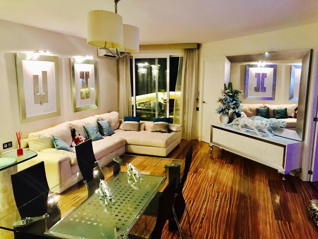 A seating area at Luxury Apartament in Marina