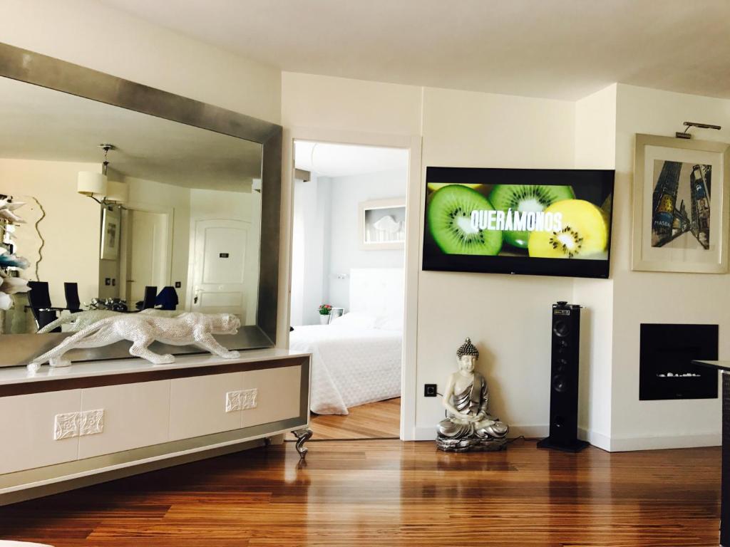 A television and/or entertainment centre at Luxury Apartament in Marina