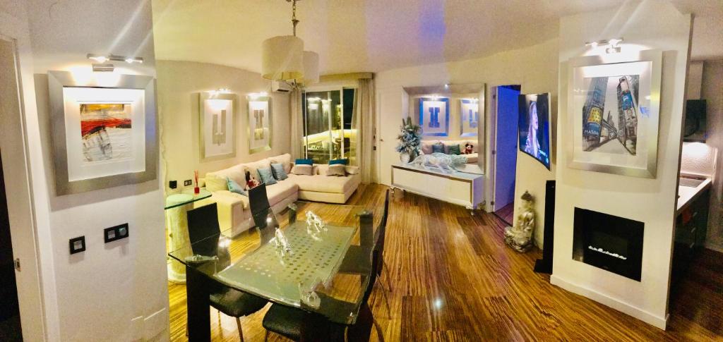 A seating area at Luxury Apartament in Marina